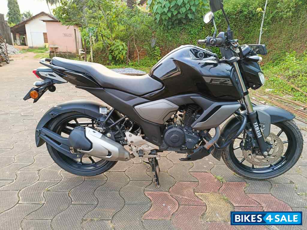 Black Yamaha FZ-S FI V3 BS6 Black Yamaha FZ-S FI V3 BS6