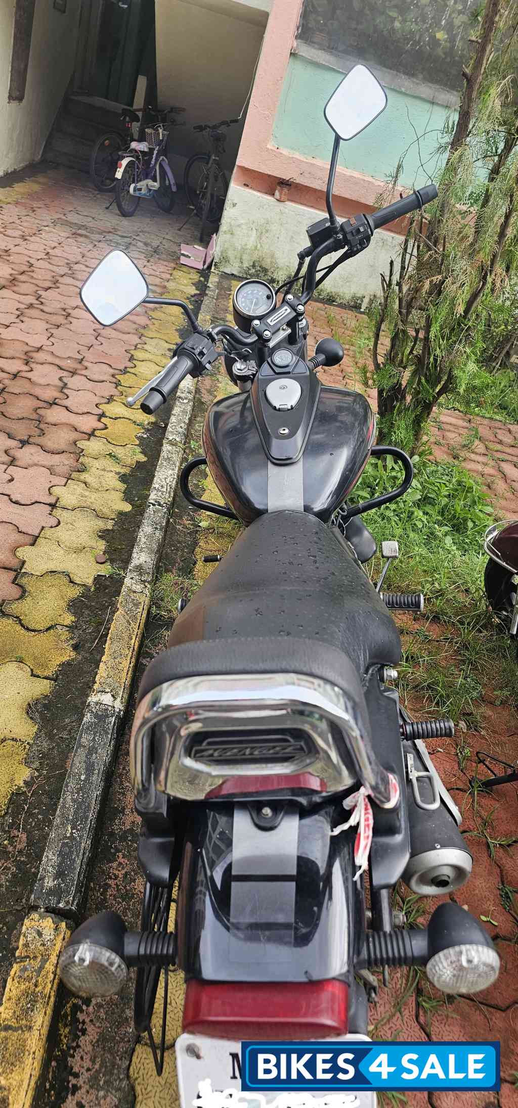 Black Bajaj Avenger 220 DTS-i