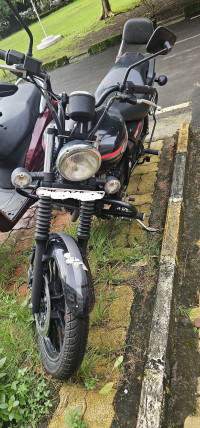 Black Bajaj Avenger 220 DTS-i