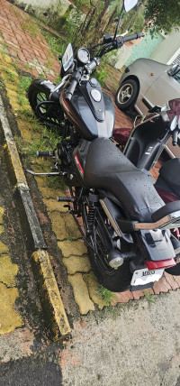 Black Bajaj Avenger 220 DTS-i