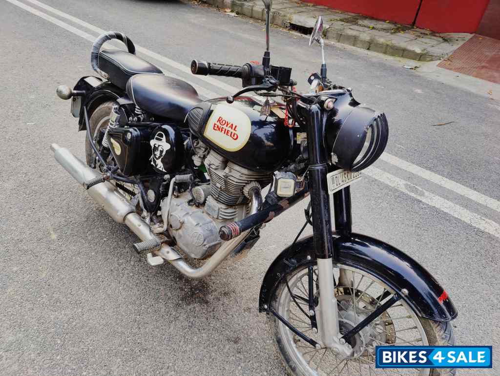 Black Royal Enfield Classic 350 BS VI