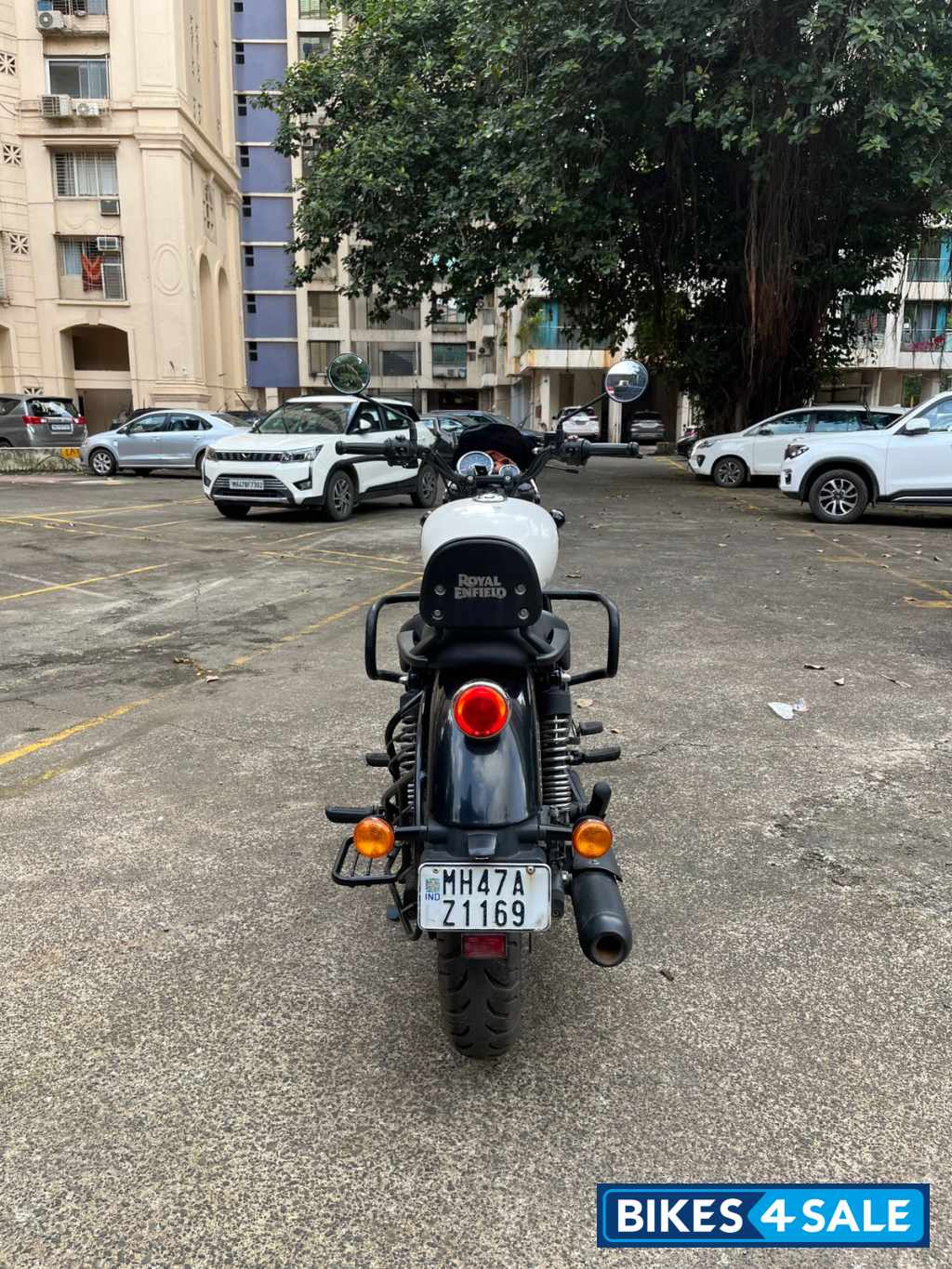 White Royal Enfield Meteor 350 Fireball White Royal Enfield Meteor 350 Fireball