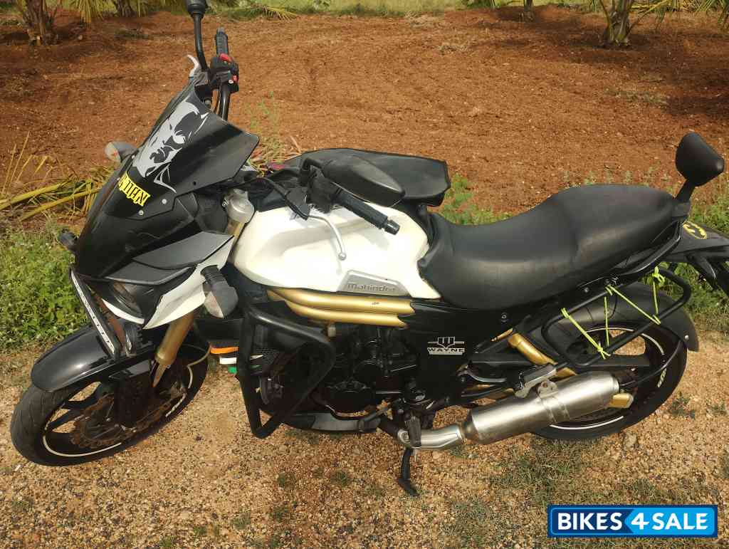 White Mahindra Mojo XT 300