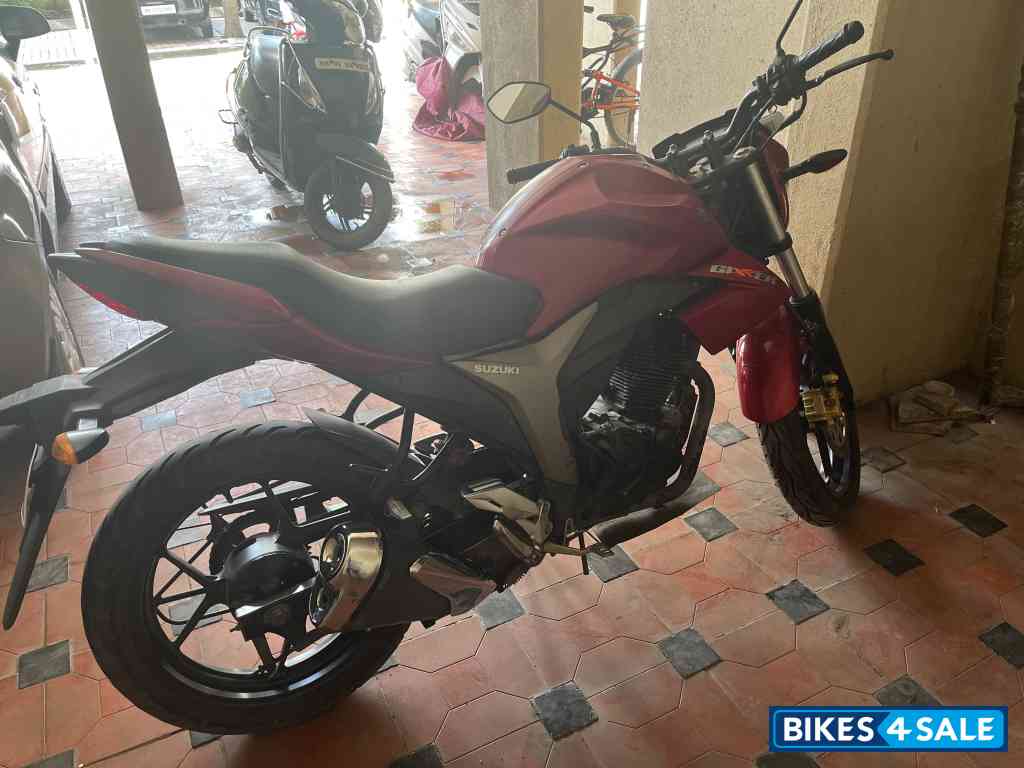 Red Suzuki Gixxer 150 Red Suzuki Gixxer 150