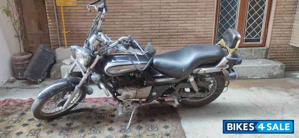 Black Bajaj Avenger Cruise 220