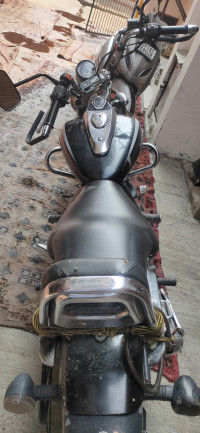 Black Bajaj Avenger Cruise 220