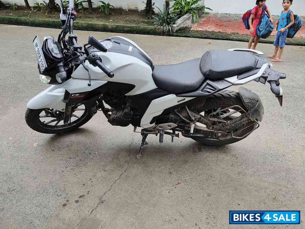 White & Black Yamaha FZ25 White & Black Yamaha FZ25