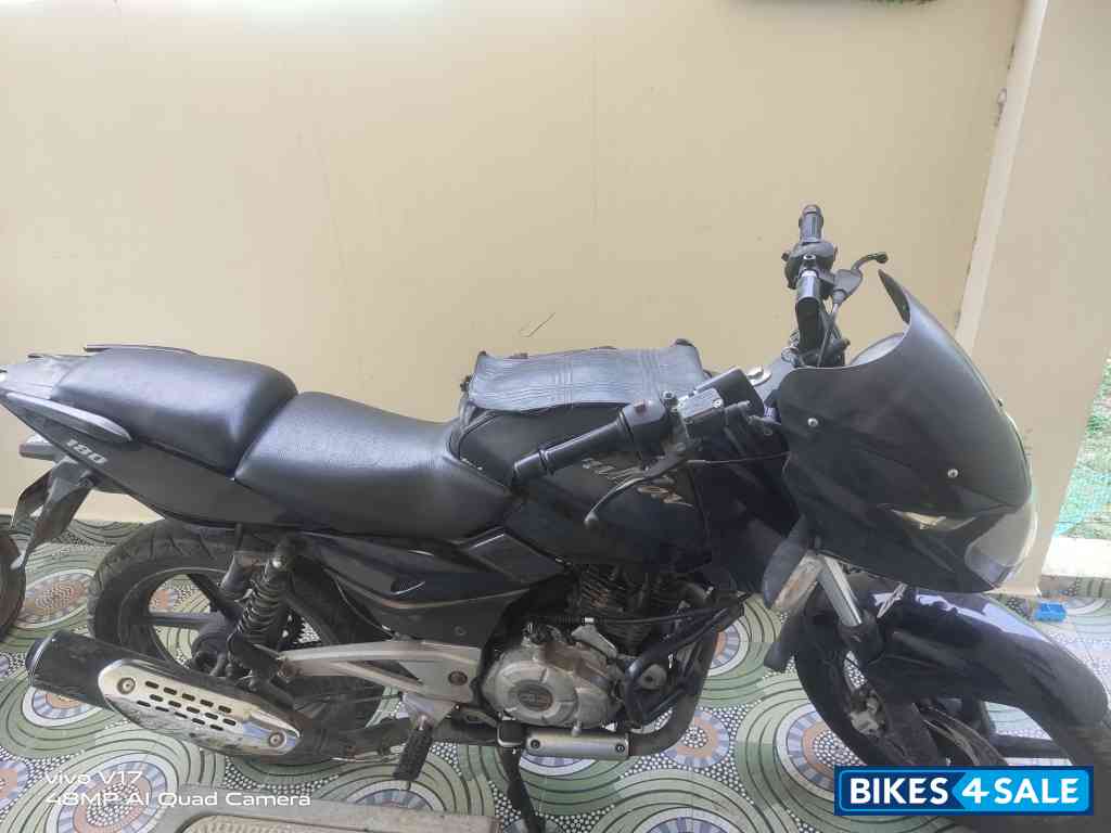 Black Bajaj Pulsar 180 Black Bajaj Pulsar 180