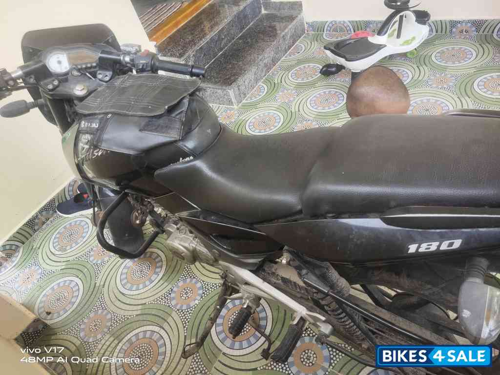 Black Bajaj Pulsar 180 Black Bajaj Pulsar 180
