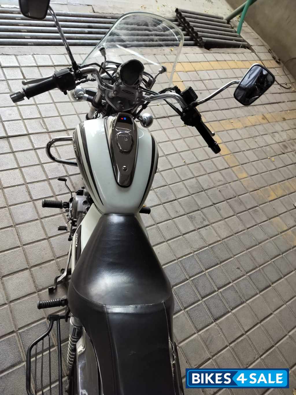 Moon White Bajaj Avenger Cruise 220 Moon White Bajaj Avenger Cruise 220