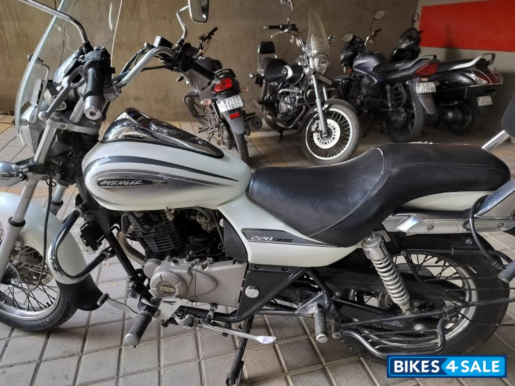 Moon White Bajaj Avenger Cruise 220 Moon White Bajaj Avenger Cruise 220