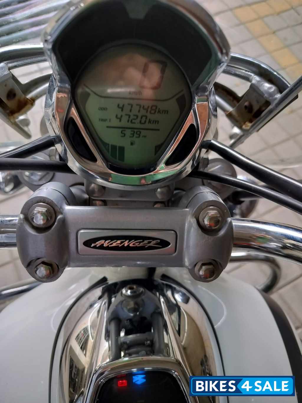 Moon White Bajaj Avenger Cruise 220 Moon White Bajaj Avenger Cruise 220