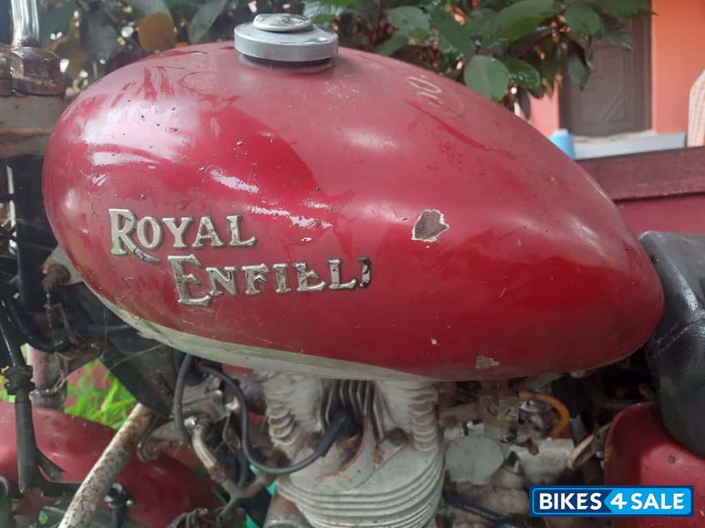 Maroon Royal Enfield Thunderbird 350 Maroon Royal Enfield Thunderbird 350