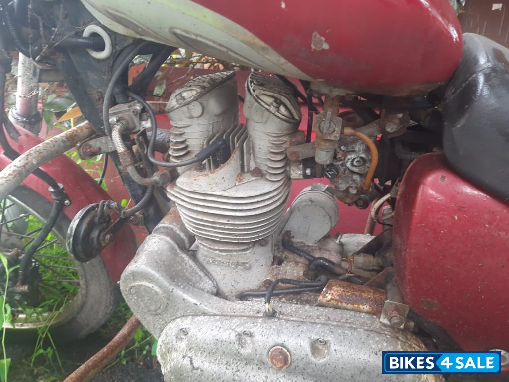 Maroon Royal Enfield Thunderbird 350 Maroon Royal Enfield Thunderbird 350