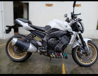 White Yamaha FZ1