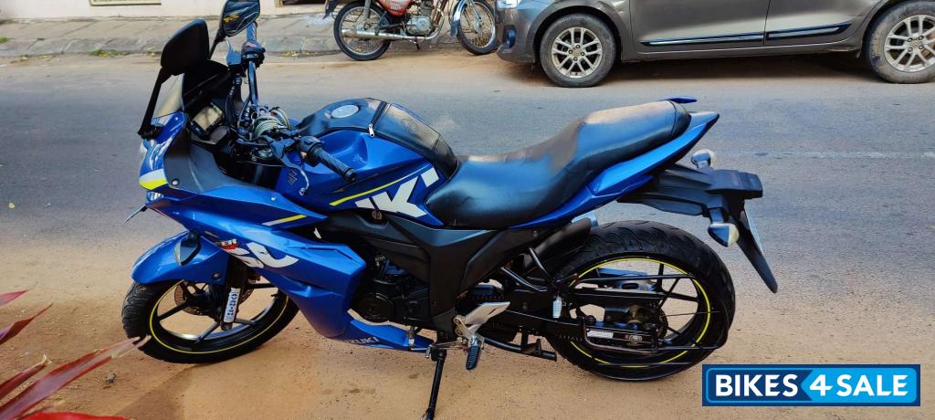 Blue Suzuki Gixxer SF