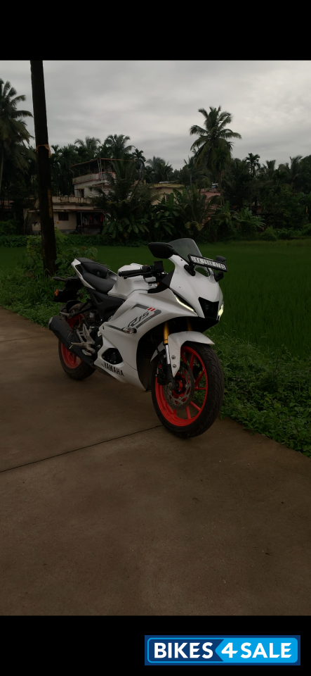 White Yamaha R15 V4 White Yamaha R15 V4