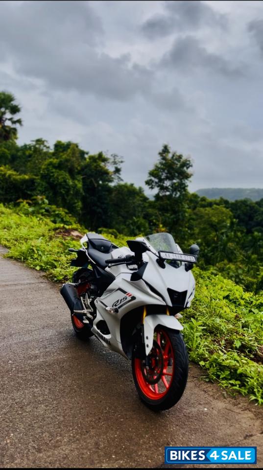 White Yamaha R15 V4 White Yamaha R15 V4