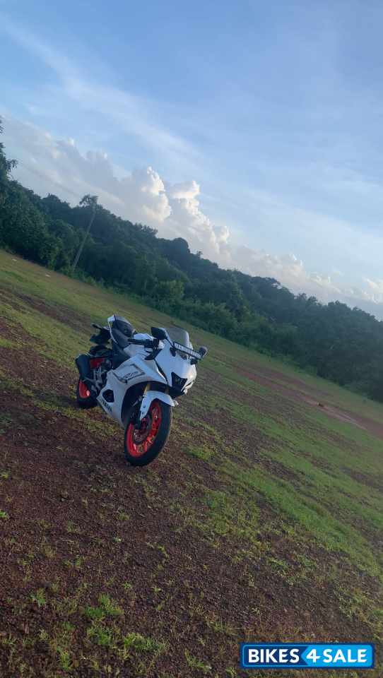 White Yamaha R15 V4 White Yamaha R15 V4