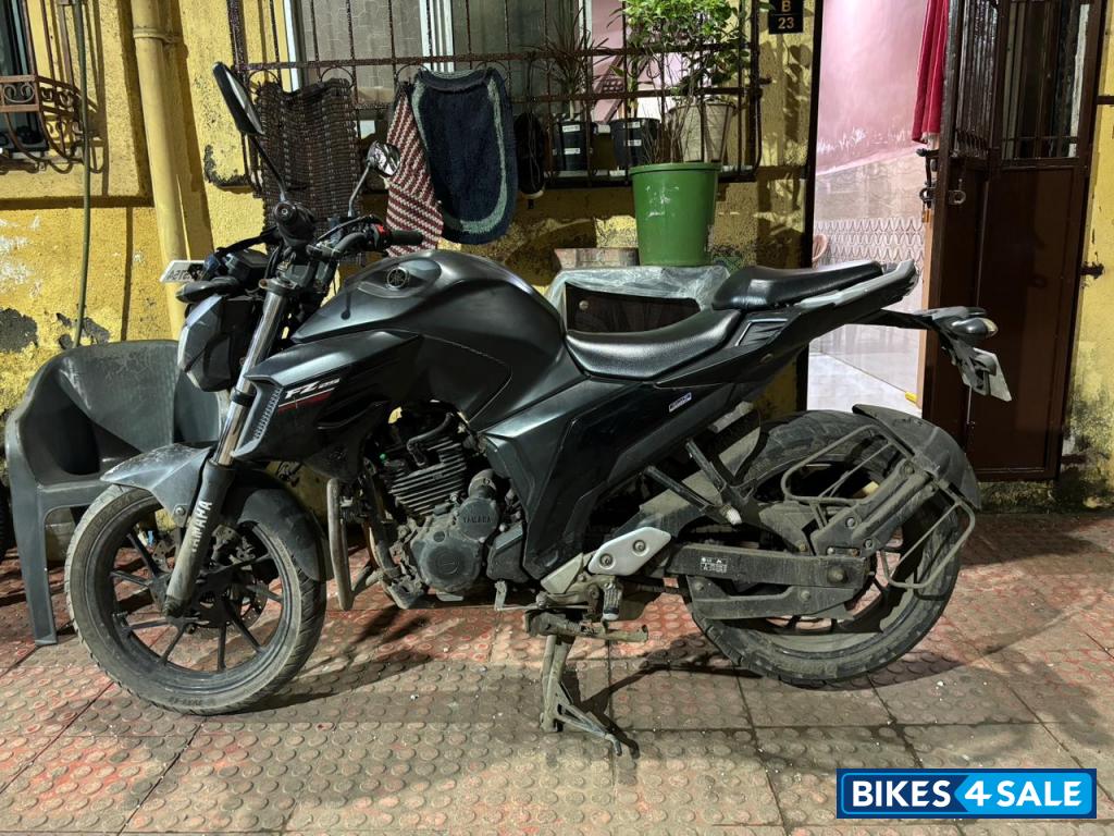 Matte Black Yamaha FZ25