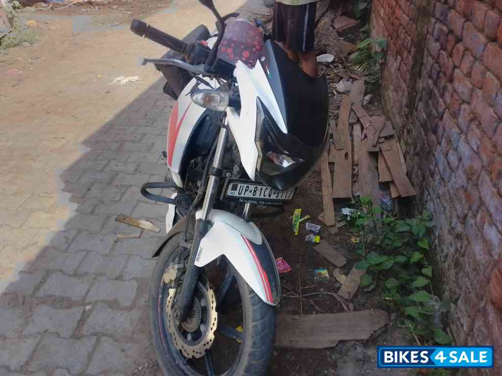 White TVS Apache RTR 160