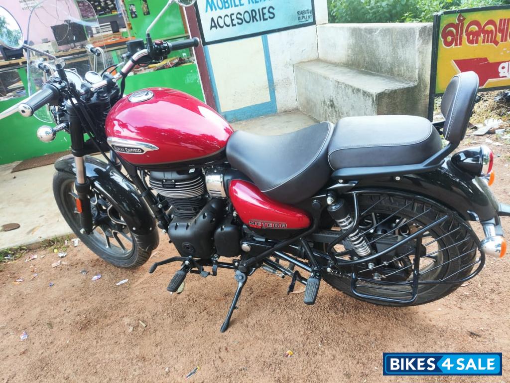 Red And Balck Royal Enfield Meteor 350 Supernova Red And Balck Royal Enfield Meteor 350 Supernova