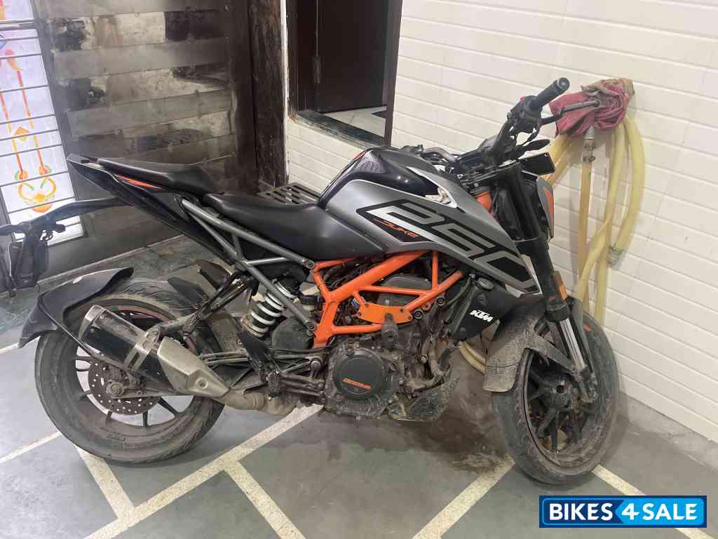 Black KTM Duke 250 2020