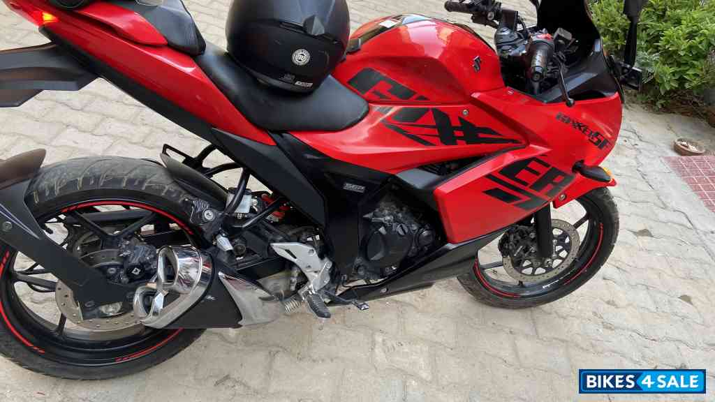 Red Suzuki Gixxer SF Red Suzuki Gixxer SF