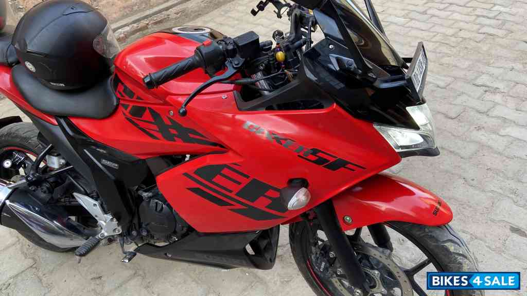 Red Suzuki Gixxer SF Red Suzuki Gixxer SF