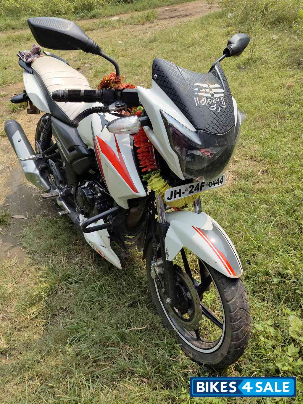 White TVS Apache RTR 160 BS VI