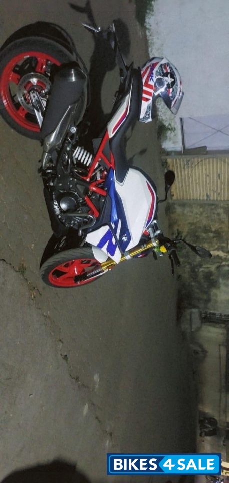 White BMW G 310 R White BMW G 310 R