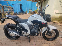 White Yamaha FZ25