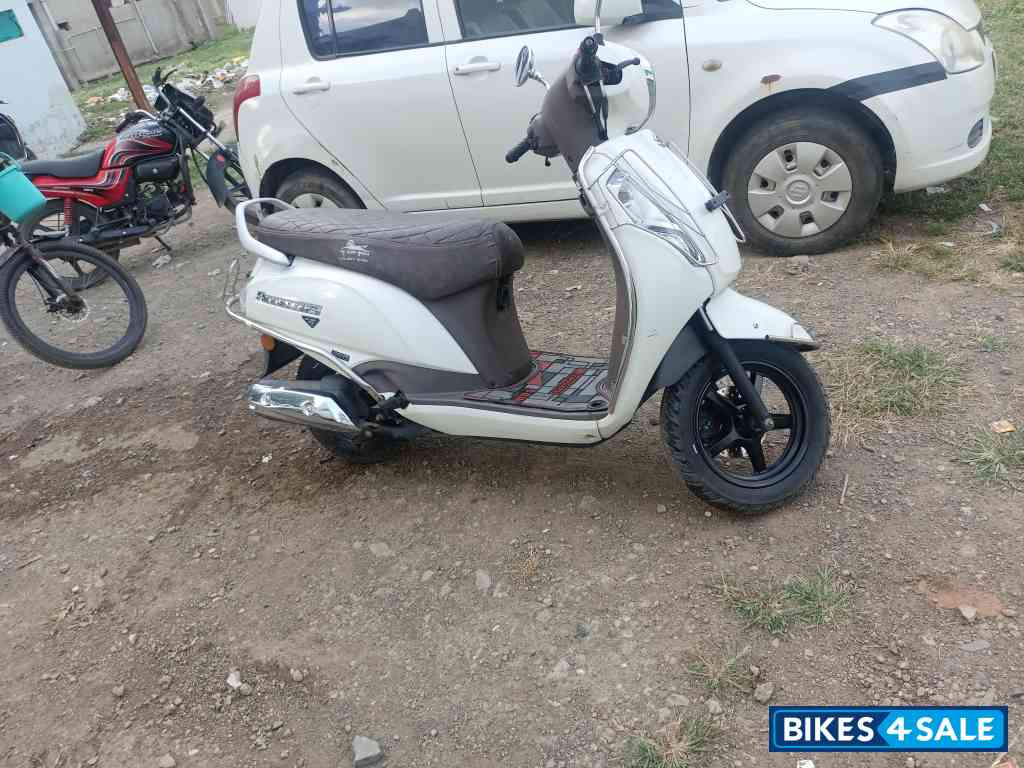 White Suzuki Access 125 Ride Connect Edition White Suzuki Access 125 Ride Connect Edition