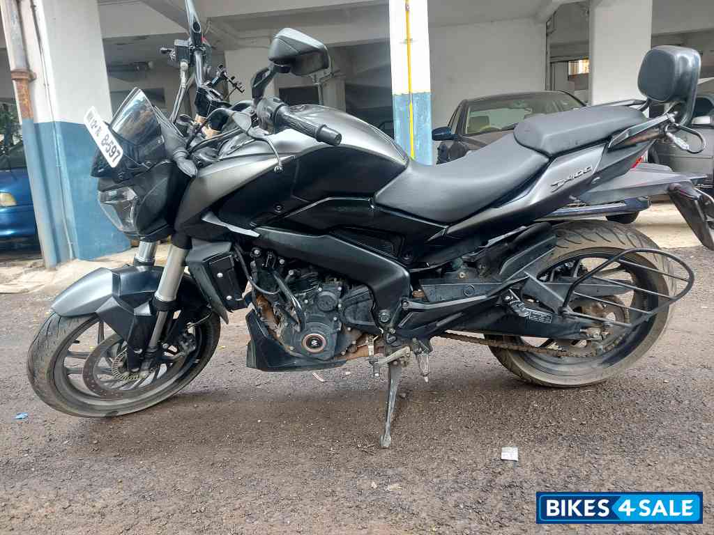 Black Bajaj Dominar 400