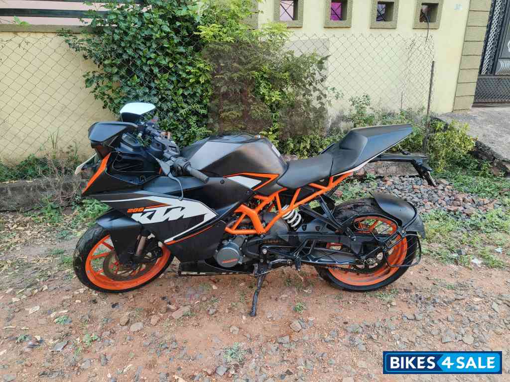 Black KTM RC 200