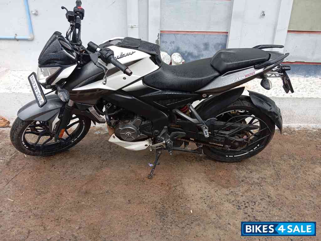 White Bajaj Pulsar 200 NS ABS White Bajaj Pulsar 200 NS ABS