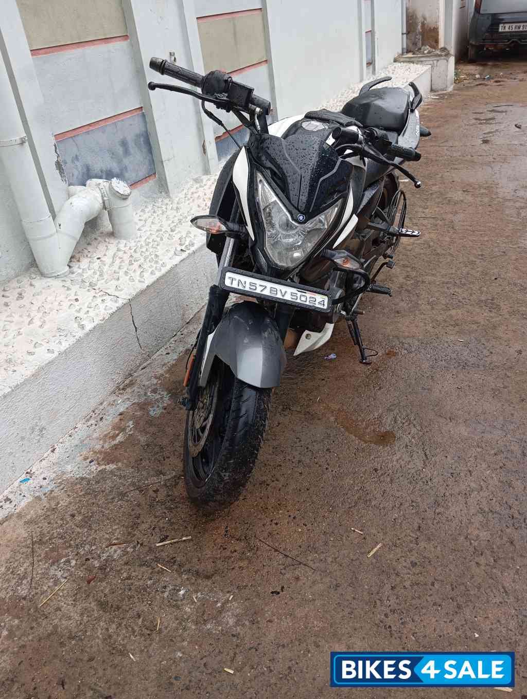 White Bajaj Pulsar 200 NS ABS White Bajaj Pulsar 200 NS ABS