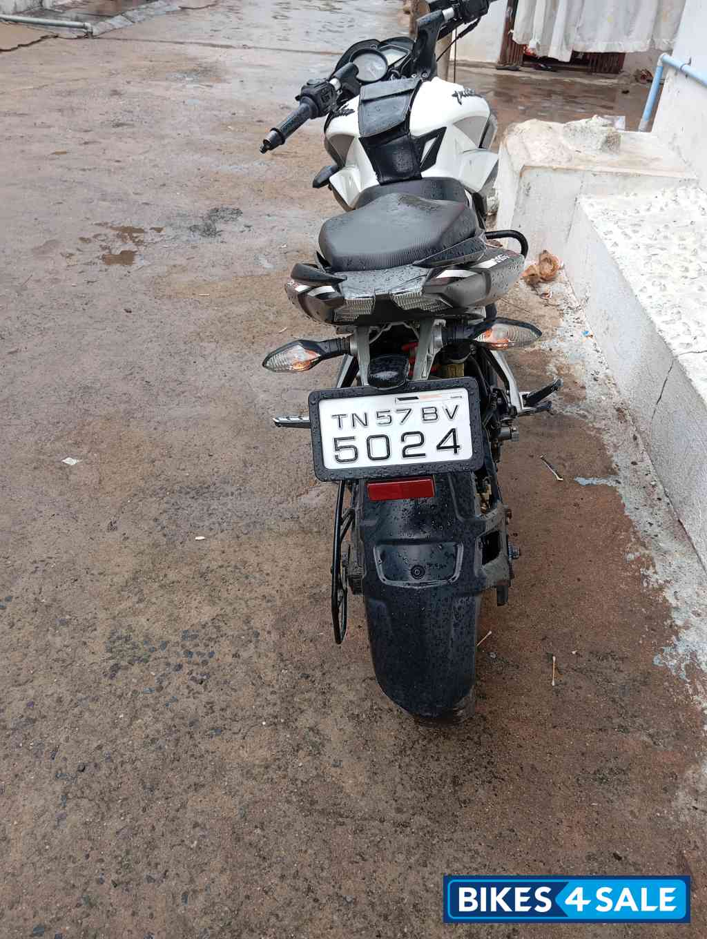 White Bajaj Pulsar 200 NS ABS White Bajaj Pulsar 200 NS ABS