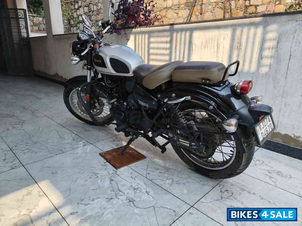 Silver Black Benelli Imperiale 400 BS6 Silver Black Benelli Imperiale 400 BS6