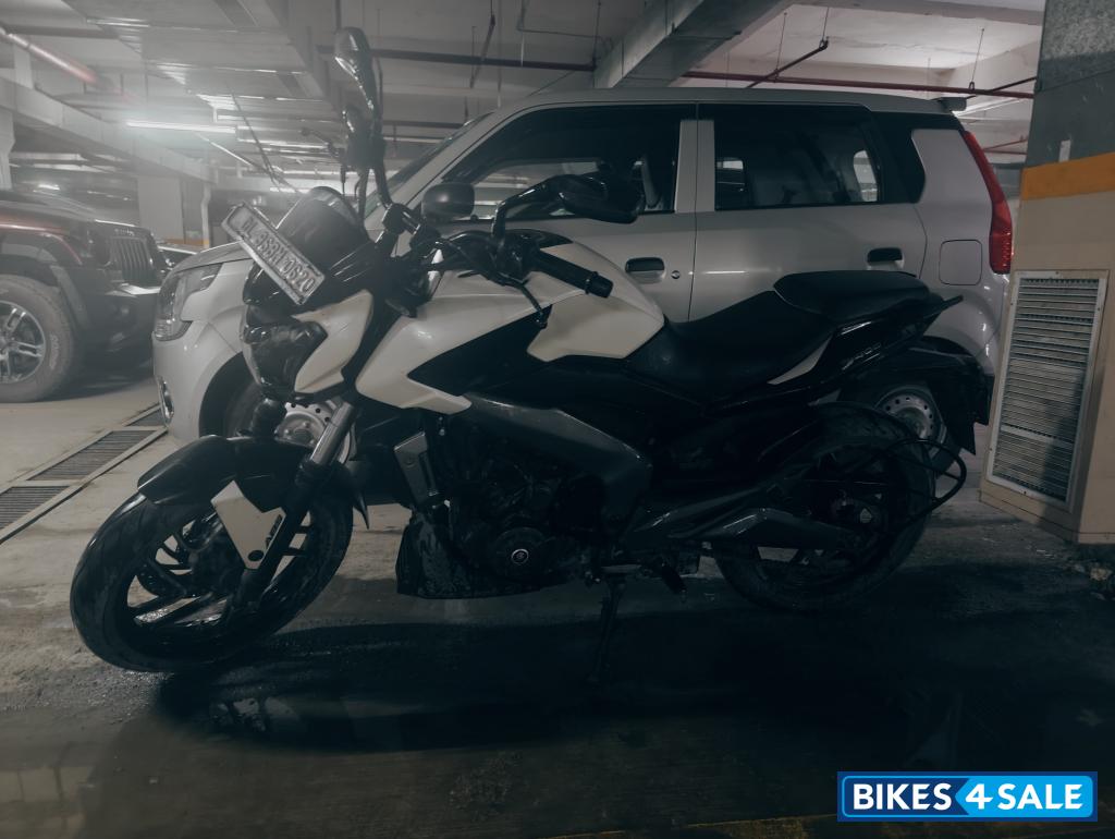 White Bajaj Dominar 400 Disc
