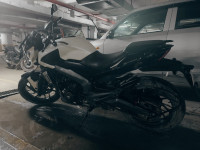 White Bajaj Dominar 400 Disc