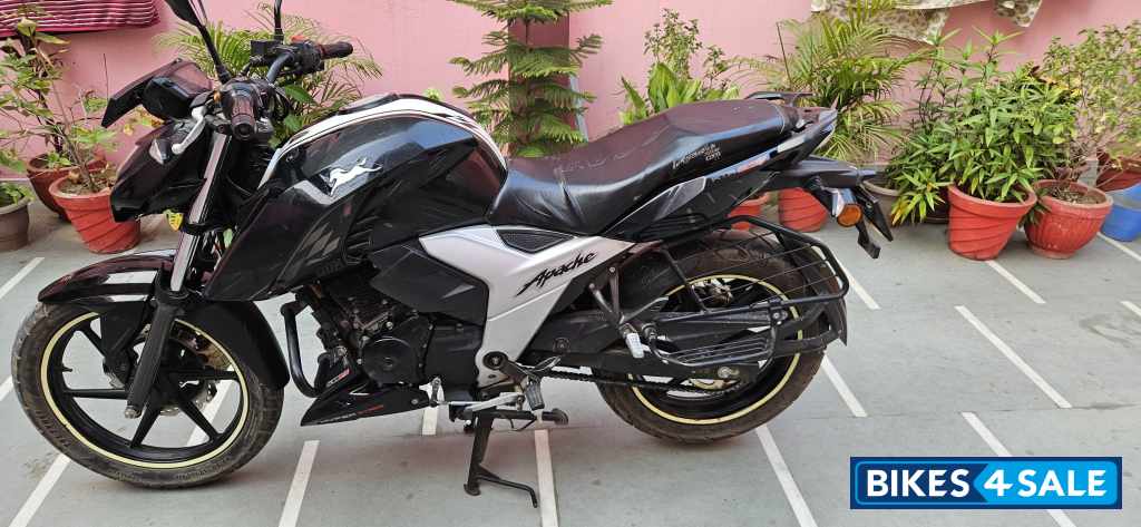 Black TVS Apache RTR 160 4V BS6