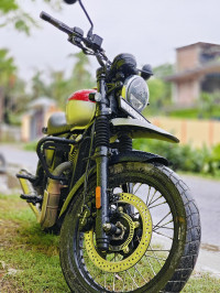 Yezdi Scrambler Dual Tone