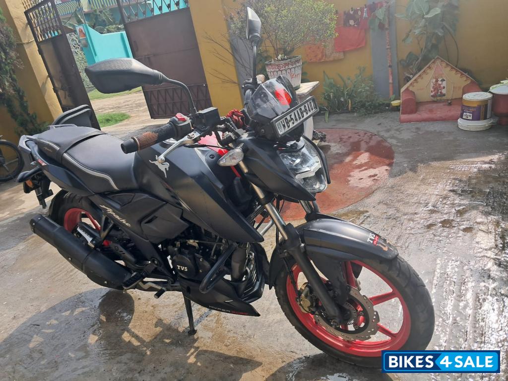 Black With Red Alloy TVS Apache RTR 160 4V Special Edition Black With Red Alloy TVS Apache RTR 160 4V Special Edition