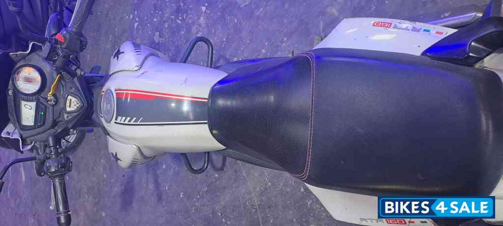 White TVS Apache RTR 160 White TVS Apache RTR 160