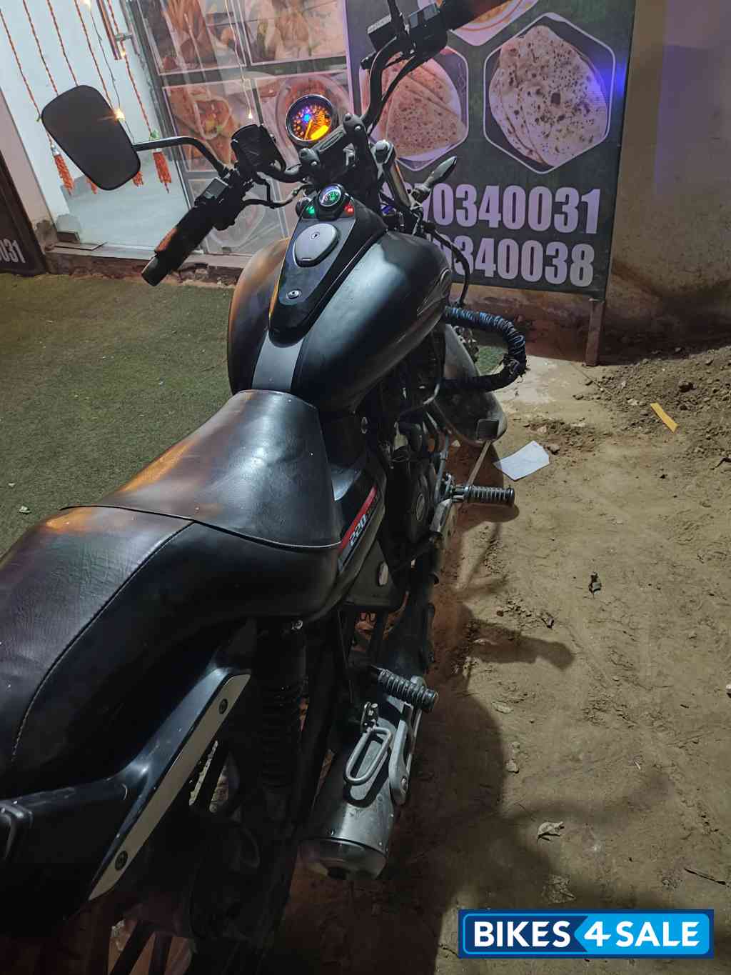 Met Black Bajaj Avenger 220 DTS-i Met Black Bajaj Avenger 220 DTS-i