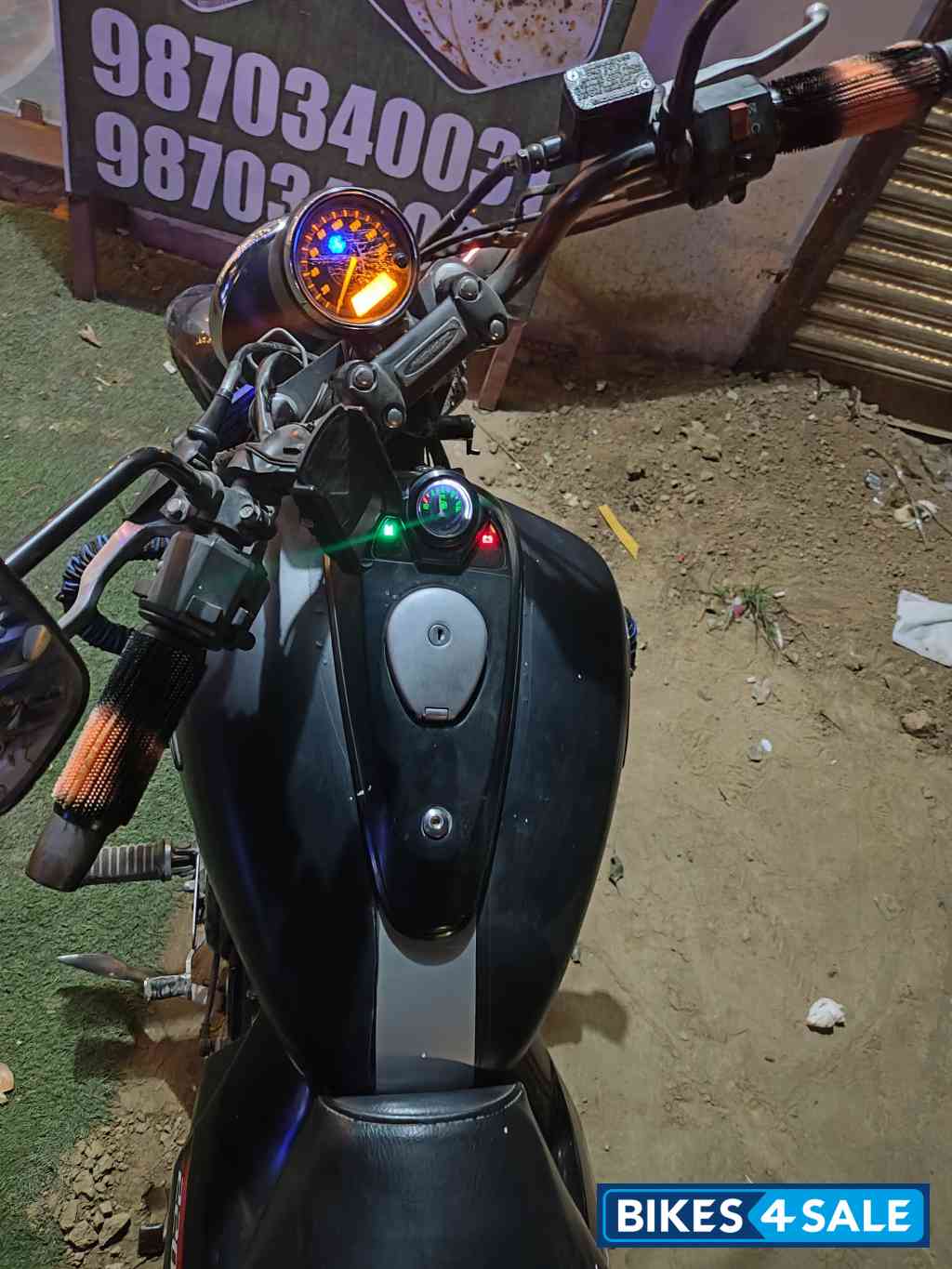 Met Black Bajaj Avenger 220 DTS-i Met Black Bajaj Avenger 220 DTS-i