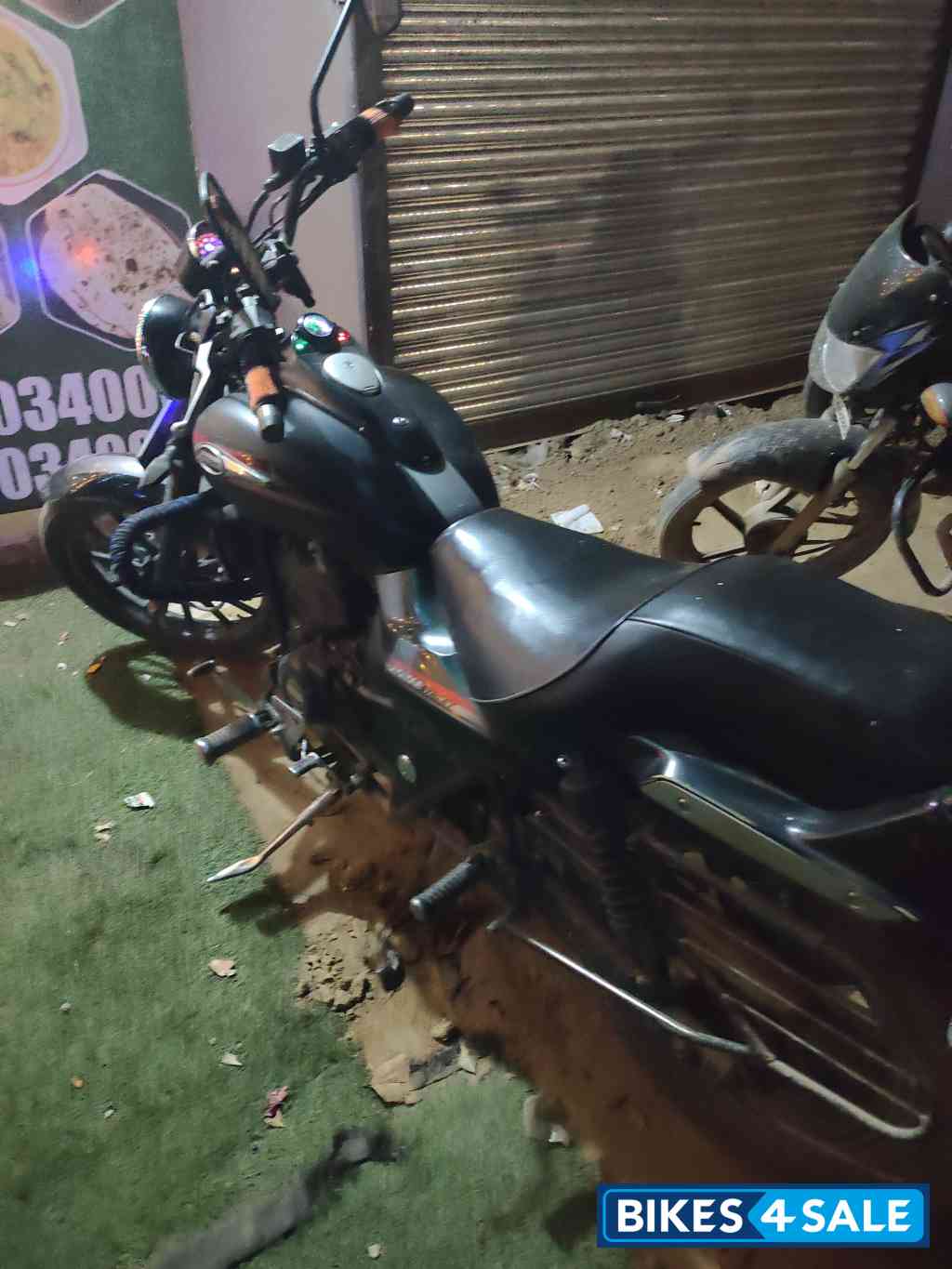 Met Black Bajaj Avenger 220 DTS-i Met Black Bajaj Avenger 220 DTS-i