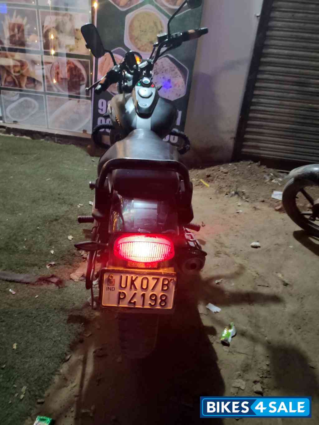 Met Black Bajaj Avenger 220 DTS-i Met Black Bajaj Avenger 220 DTS-i
