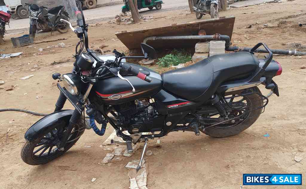 Met Black Bajaj Avenger 220 DTS-i Met Black Bajaj Avenger 220 DTS-i